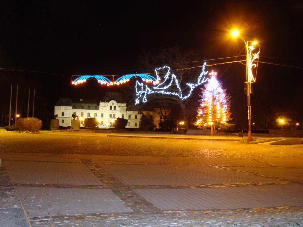 Mesto Humenné v noci - kaštieľ